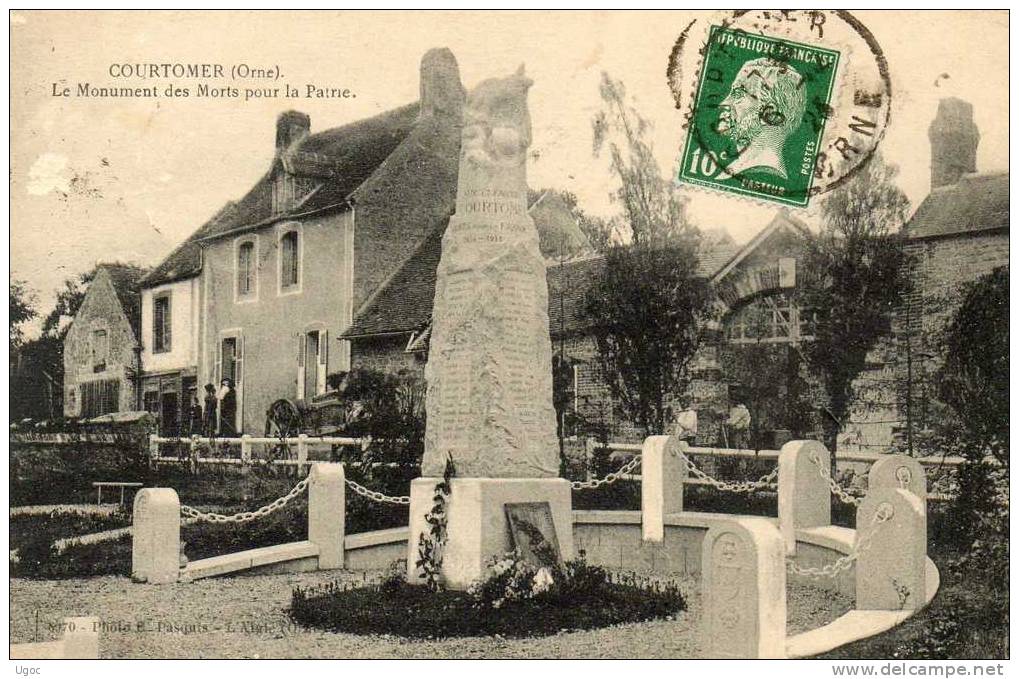 CPA - 61 - COURTOMER - Le Monument Des Morts Pour La Patrie - Petite éraflure à Gauche - 461 - Courtomer