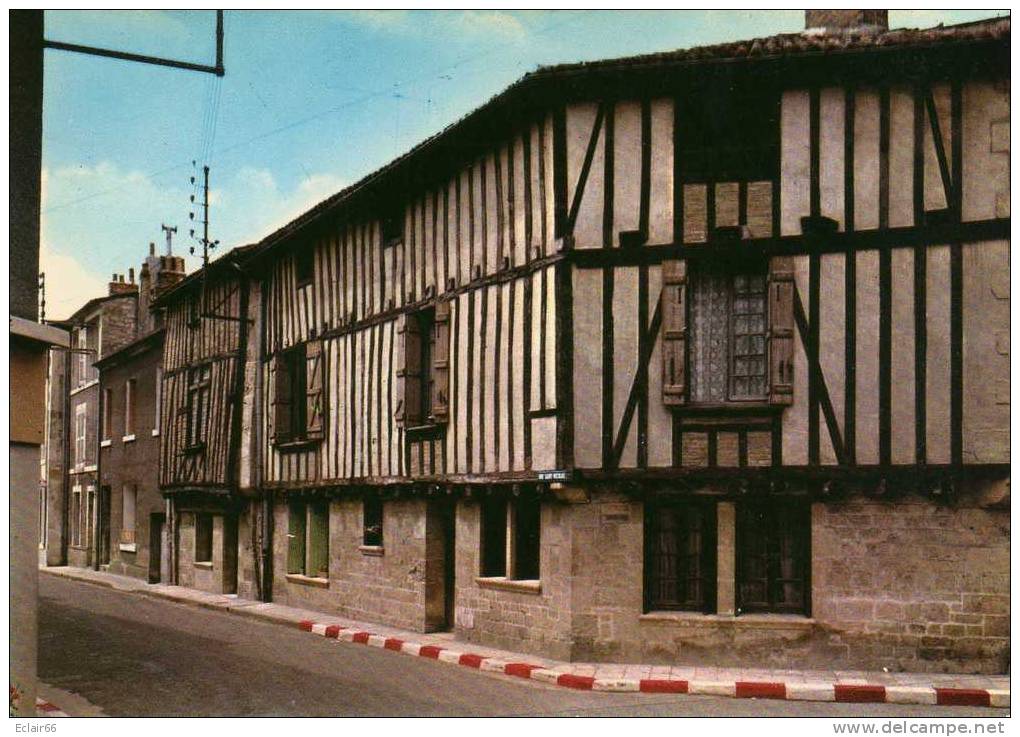 85 FONTENAY LE COMTE -CPM   EDIT ARTAUD Vieille Maison à Pans De Bois, Epoque François 1er, Rue Saint Nicolas - Fontenay Le Comte