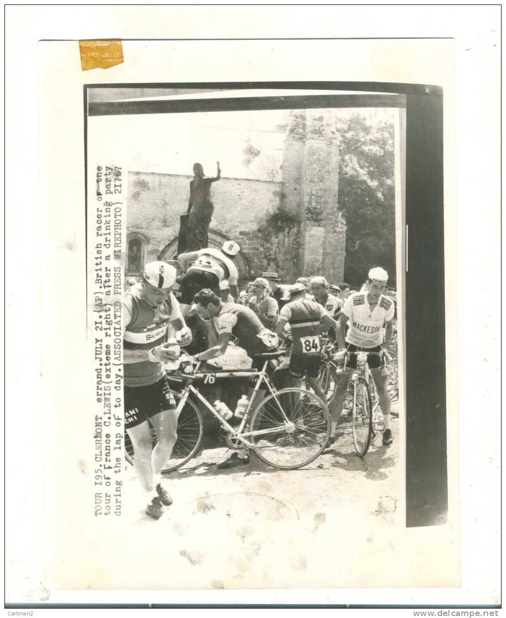 GRANDE PHOTOGRAPHIE DU TOUR DE FRANCE A CLERMONT ARRET DES CYCLSTES A LA FONTAINE CYCLISME SPORT - Sports