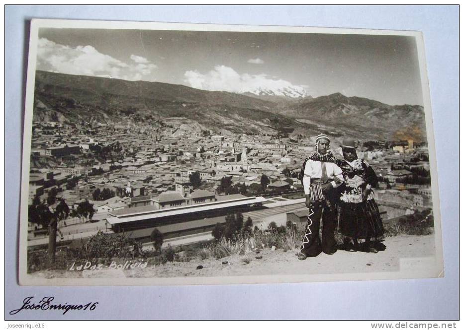 LA PAZ, BOLIVIA. 1955. PANORAMA, PAREJA TRAJE TIPICO. TYPICAL - Bolivie