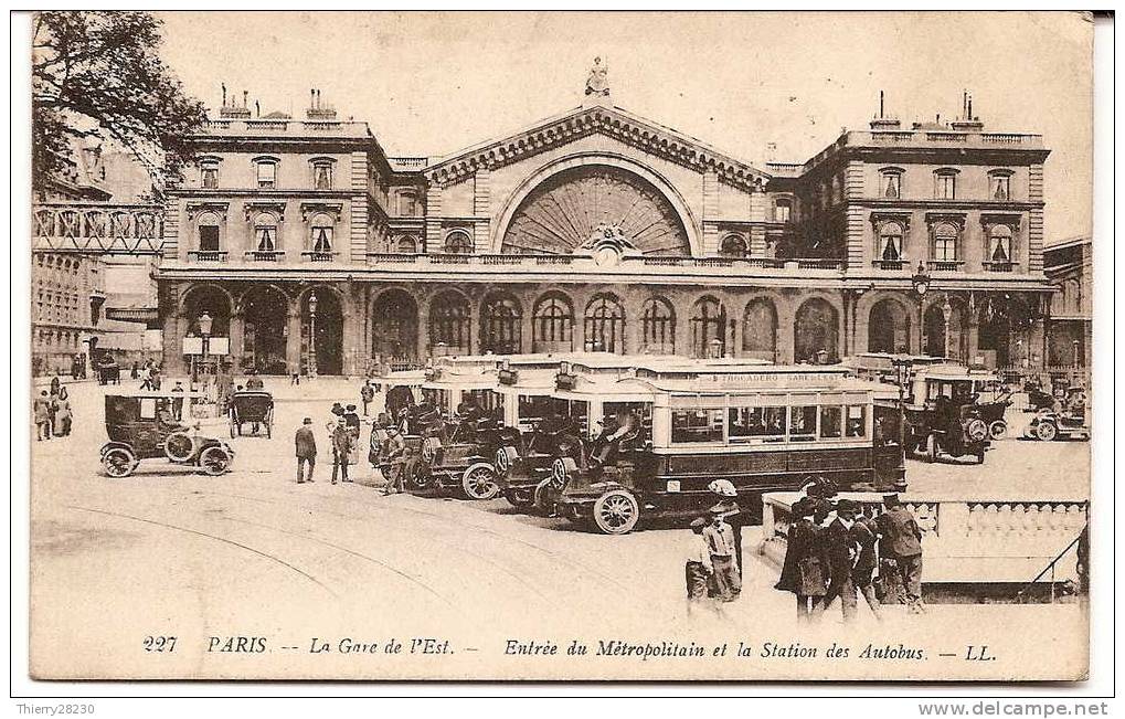 PARIS - Gare De L´Est - Entrée Du Métropolitain Et La Station Des Autobus - Transport Urbain En Surface