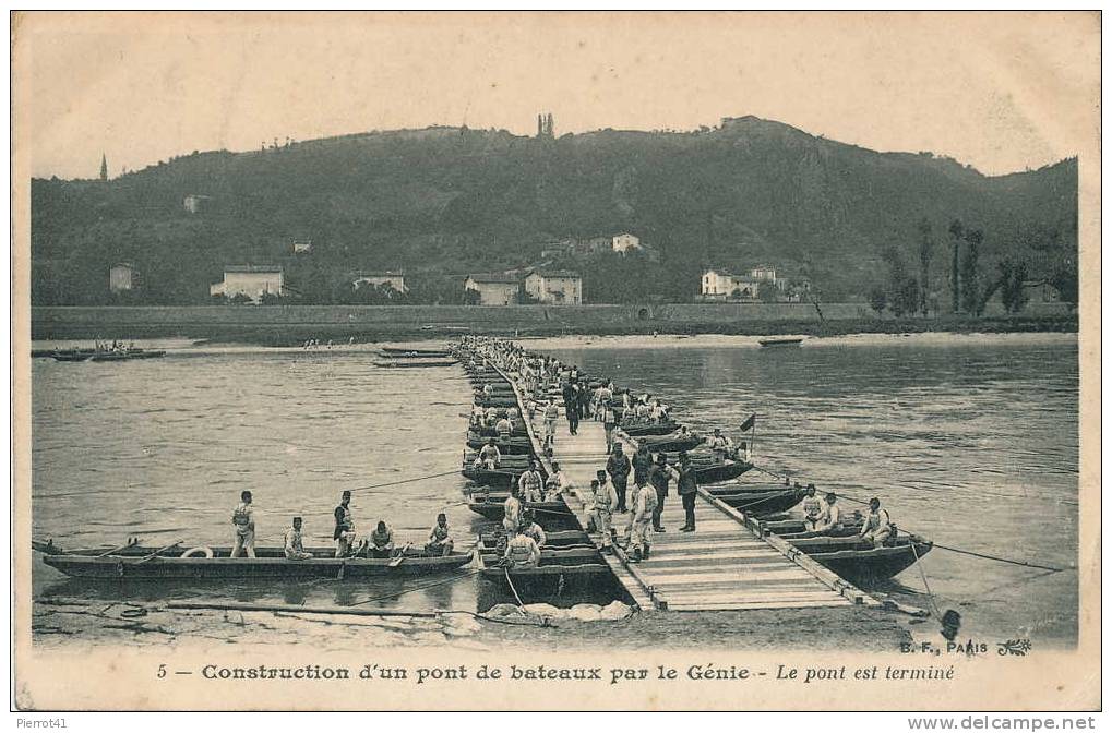 VERSAILLES -  MILITARIA - Construction D´un Pont De Bateaux Par Le Génie - Le Pont Est Terminé - Versailles