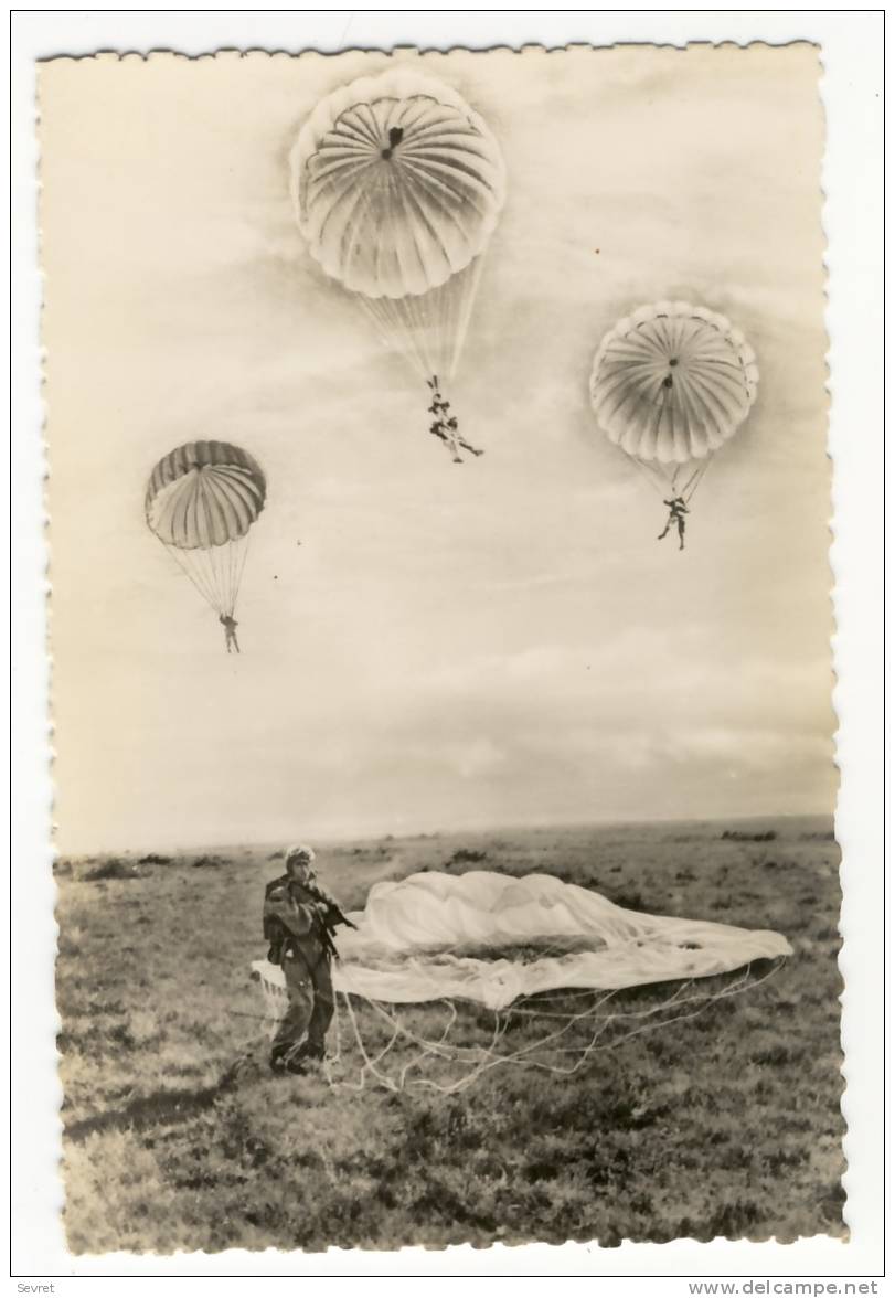 BISCAROSSE - Centre National De Parachutisme. CPSM 9x14. - Biscarrosse