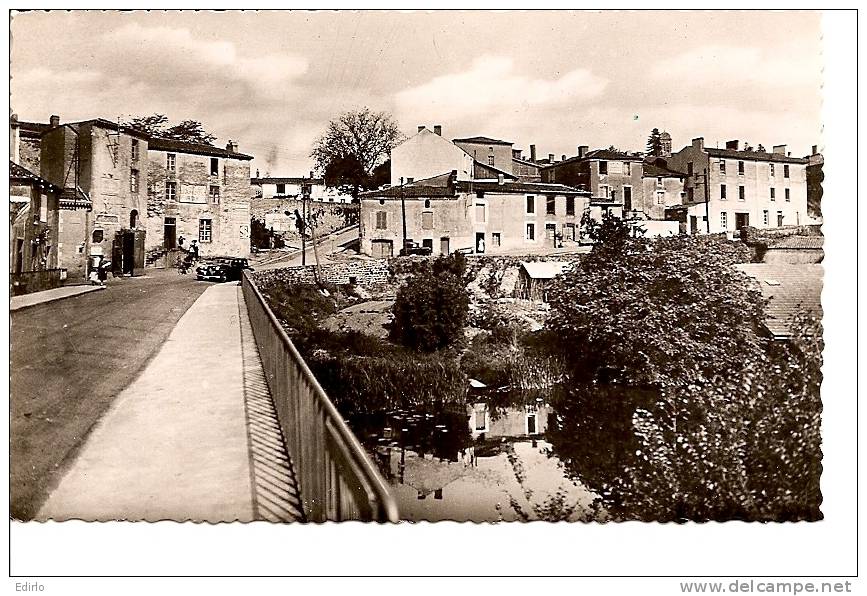 -49-   MONTFAUCON  Le Pont Sur La Maine  - Exccellent état - Montfaucon