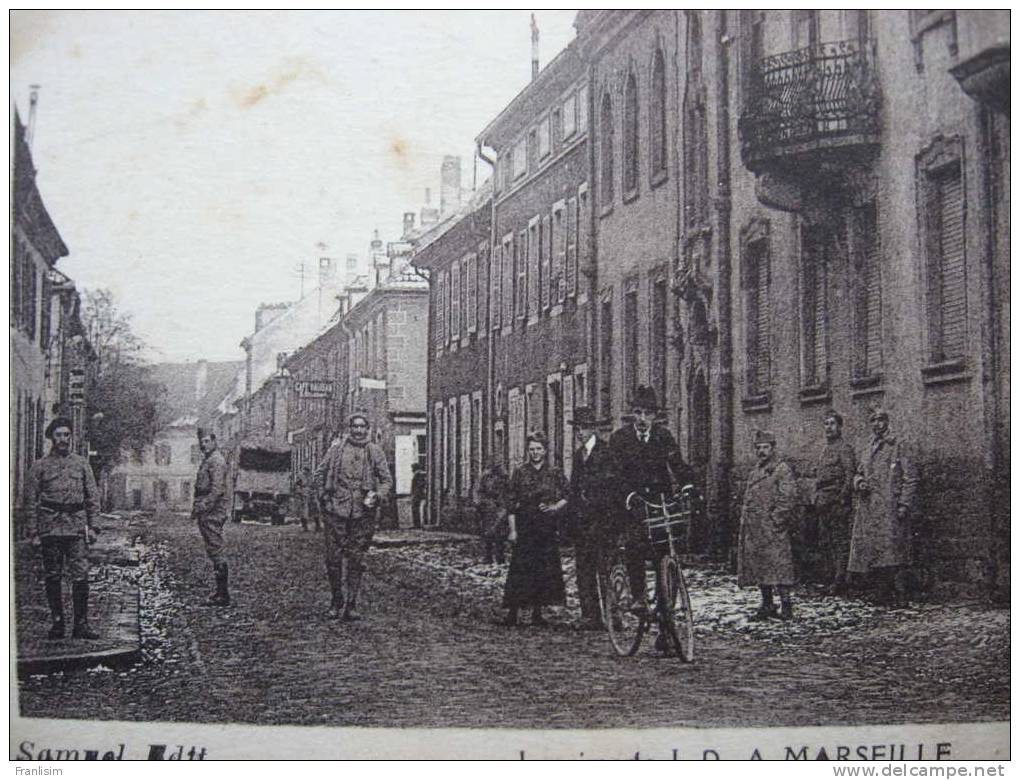 CPA 68 NEUF BRISACH Rue D'Angoulème (Février 1919) SEPIA ANIMEE CYCLISTE CIVILS ET MILITAIRES - Neuf Brisach