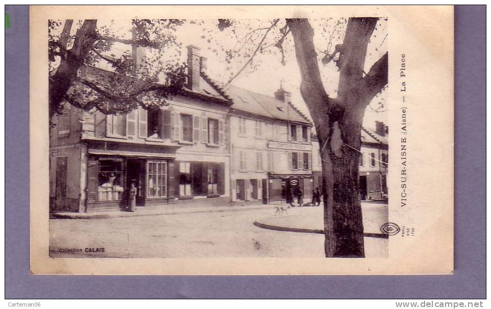 02 - Vic Sur Aisne - La Place - Editeur: Collection Calais - Vic Sur Aisne