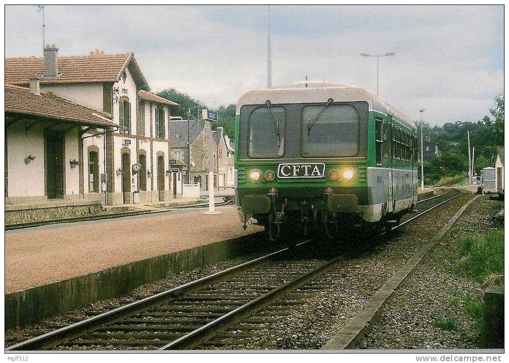 Train Réseau Breton : Ligne Guingamp-Carhaix  Gare De CALLAC (22) Autorail SOULE A2E X 97151  En Juillet 1997 - Trains