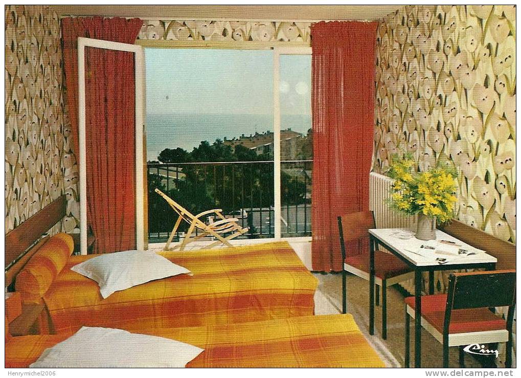 Menton ( Alpes Maritimes) , Chambre Avec Vue Sur La Ville , Residence Latournerie, Ed Cim - Menton