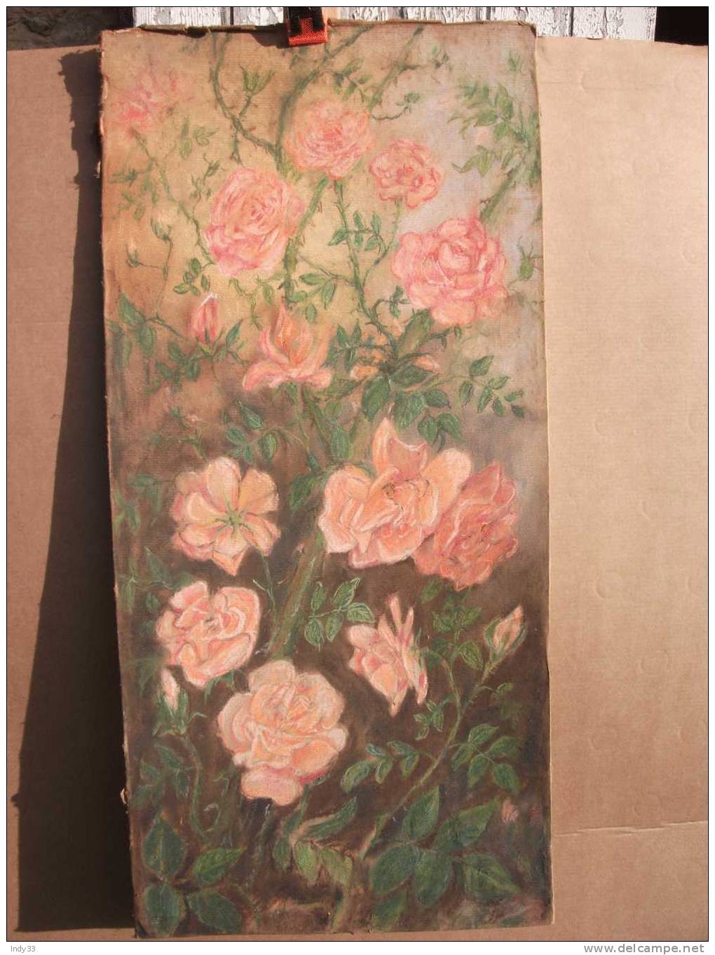 - ROSES. PASTEL SEC SUR PAPIER  COLLE SUR CARTON . TRACE DE SIGNATURE  EN BAS ? - Pastels