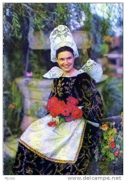 29 Jeune Fille En Costume D'ELLIANT , Zinnias, Capucines - Elliant