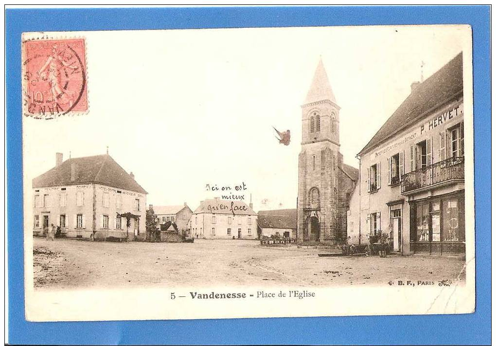 CPA 58 De VANDENESSE  Place De L' Eglise   En Bas A Droite Coin Un Pei Plié Voir Scan - Autres & Non Classés