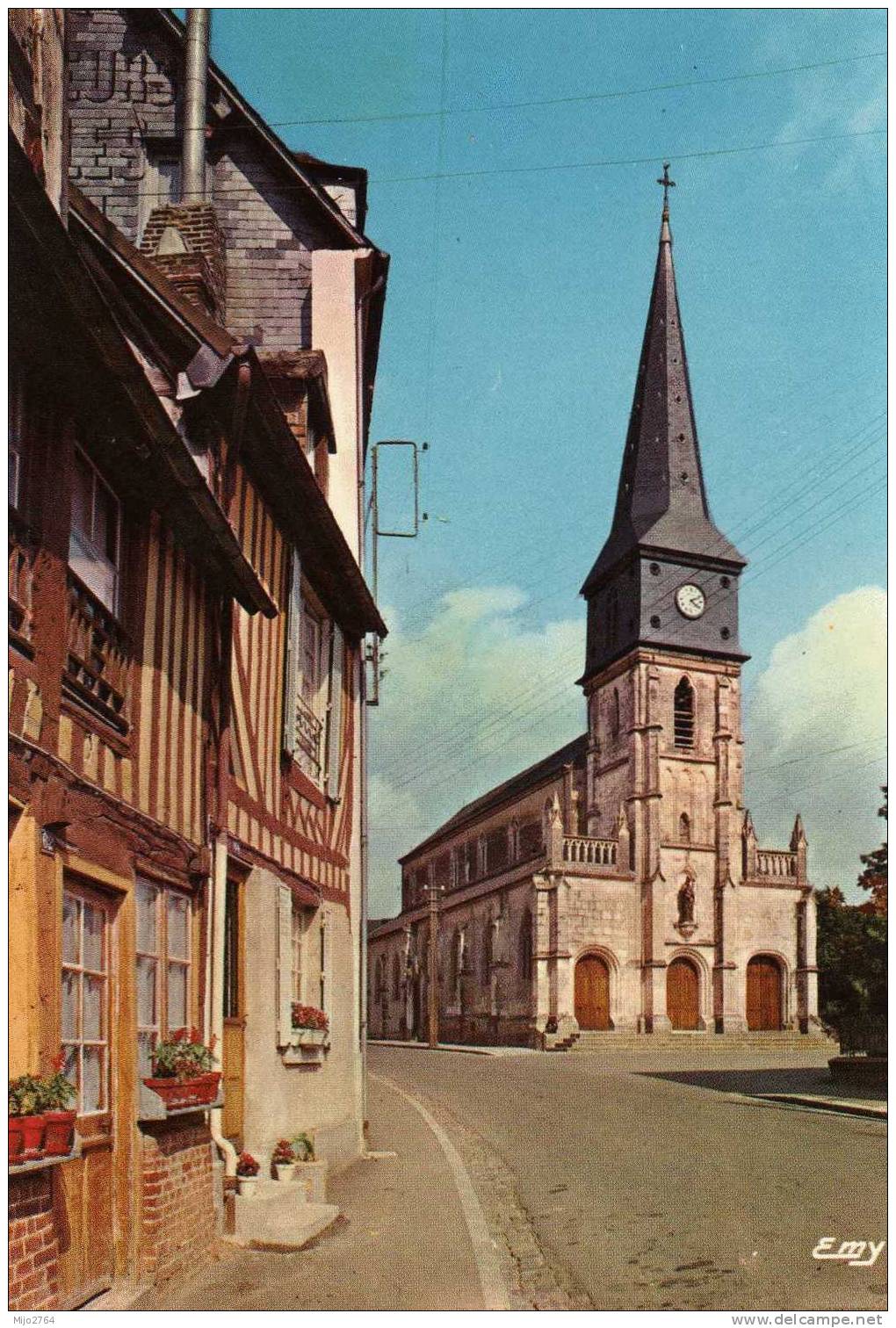 LIVAROT   L EGLISE .AU PREMIER PLAN MAISONS A COLOMBAGES - Livarot