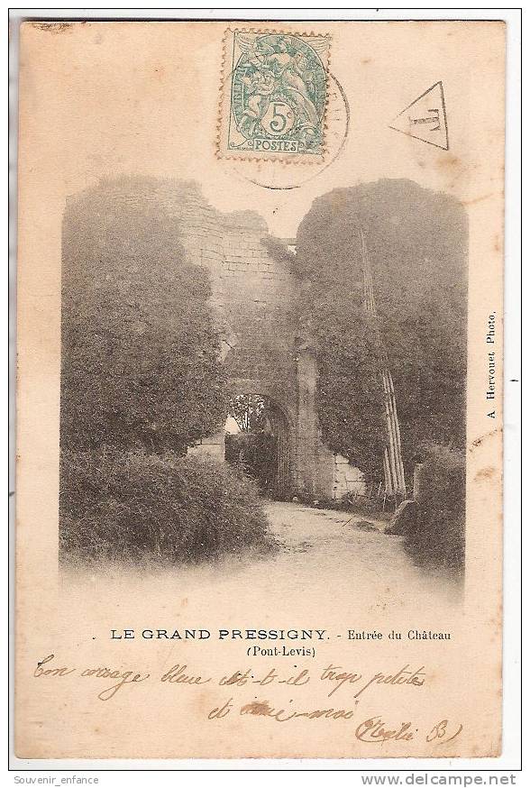 CPA  Le Grand Pressigny  Entrée Du Château Pont Levis 37 Indre Et Loire - Le Grand-Pressigny