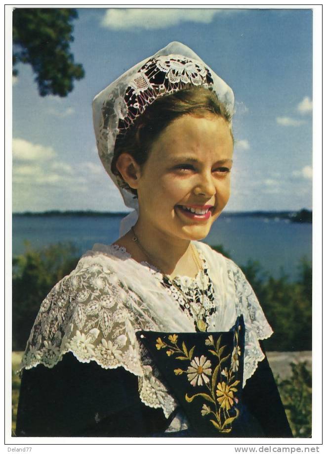 Jeune Fille En Costume De L´ ILE AUX MOINES - Ile Aux Moines