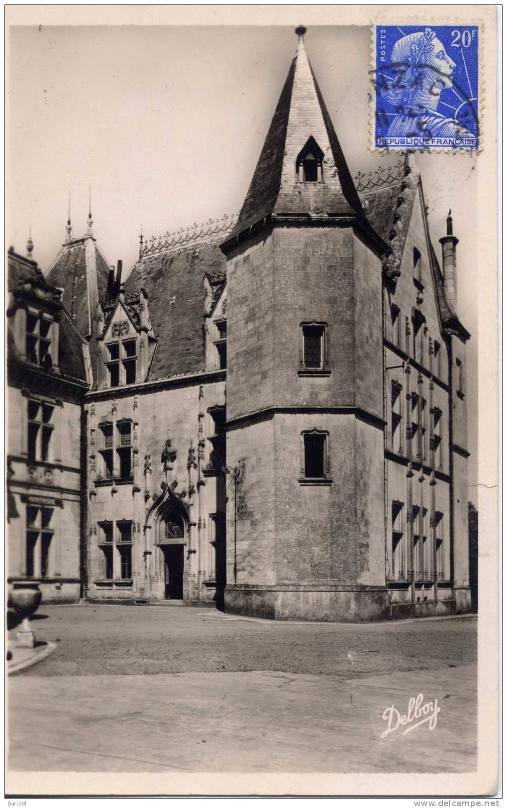 MIRAMBEAU - Le Château. La Cour D'Honneur - Mirambeau