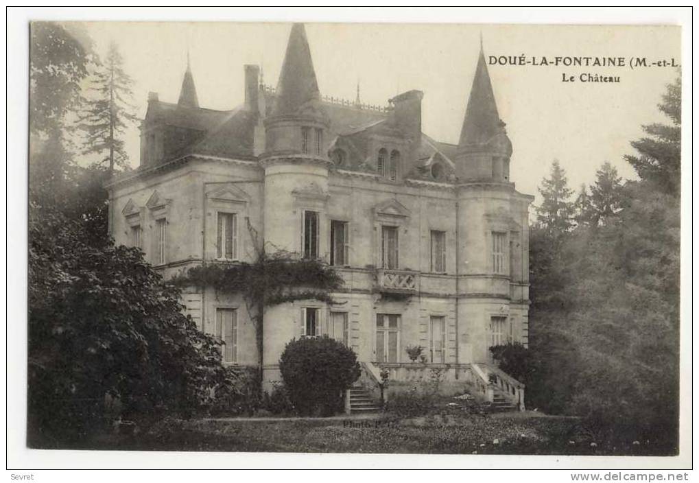 DOUE LA FONTAINE   - Le Château. Très Beau Plan. - Doue La Fontaine