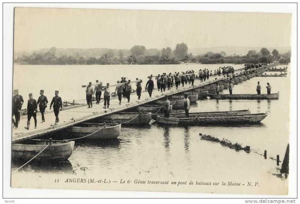 ANGERS - Le  6 ème Génie Traversant Un Pont De Bateaux  Sur La Maine. - Angers