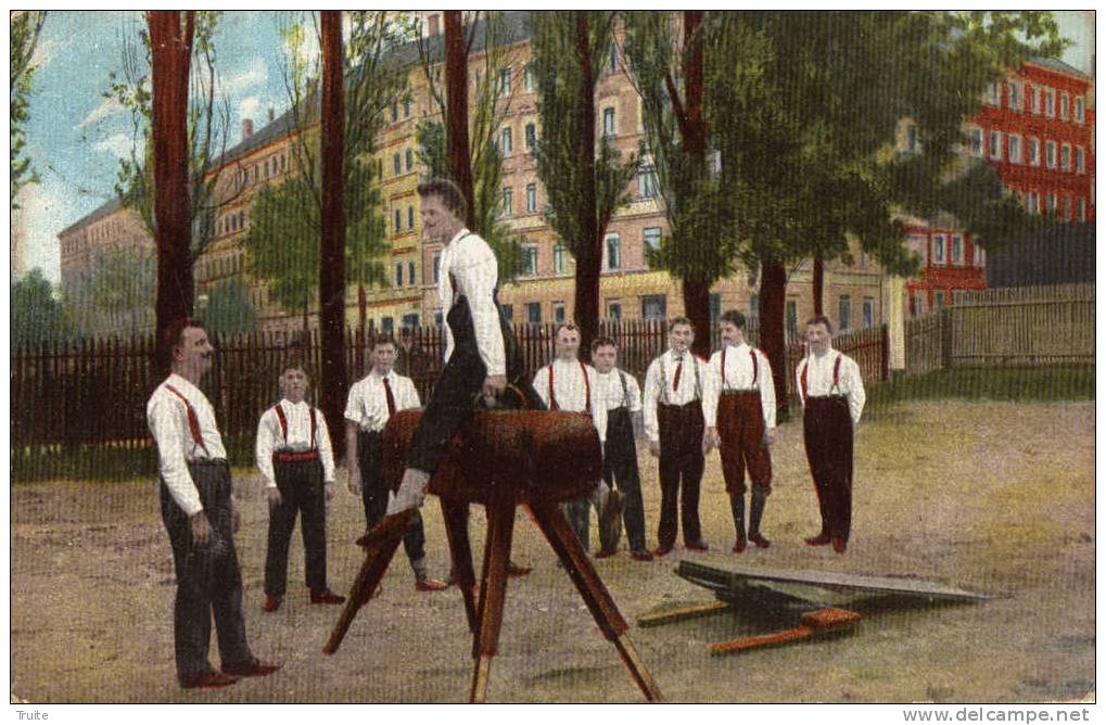 KONTICH ELEVES GYMNASTES AU CHEVAL D ARCON - Kontich