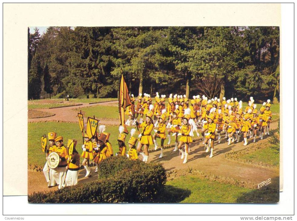 M 221  LE QUESNOY  LE CLUB DES MAJORETTES QUERCITAINES  Jaune - Le Quesnoy