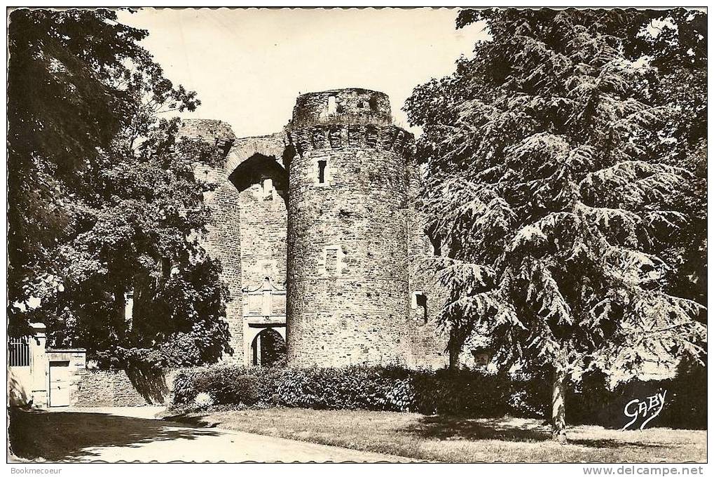 44  CHATEAUBRIANT  TOURS D´ENTREE DU CHATEAU  FORT  C 1574 - Châteaubriant