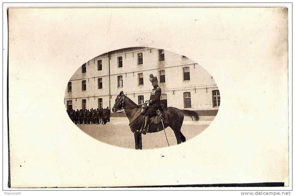 St Saint Mihiel Vers 1905 - Caserne Militaire - Officier Général ( à Confirmer ) De Cavalerie Devant Les Troupes - Casernes