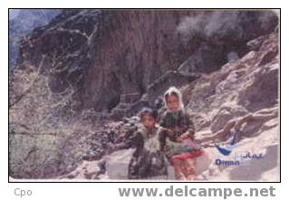 # OMAN A47 Innocent Children 2 Puce?  Tres Bon Etat - Oman
