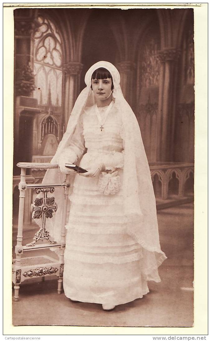 PHOTOGRAPHIE 1910s Intérieur Eglise Format CPA Mariage Mariée ? Communion Communante ? Jeune Fille En Pied Carte Photo C - Autres & Non Classés