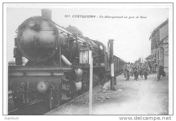 56 // COETQUIDAN   Un Débarquement En Gare De GUER   N° 301 / Train En Très Gros Plan - Otros & Sin Clasificación