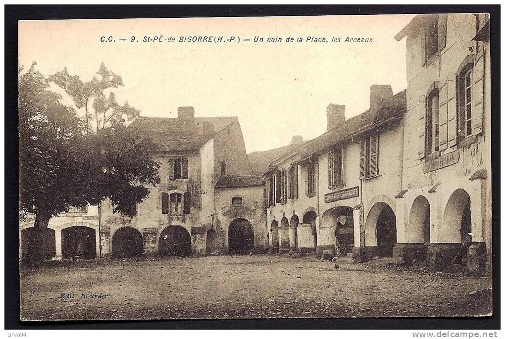 CPA  ANCIENNE- FRANCE- ST-PÉ-DE-BIGORRE (65)- UN COIN DE LA PLACE DES ARCEAUX- BOULANGERIE GAGROUT- - Saint Pe De Bigorre
