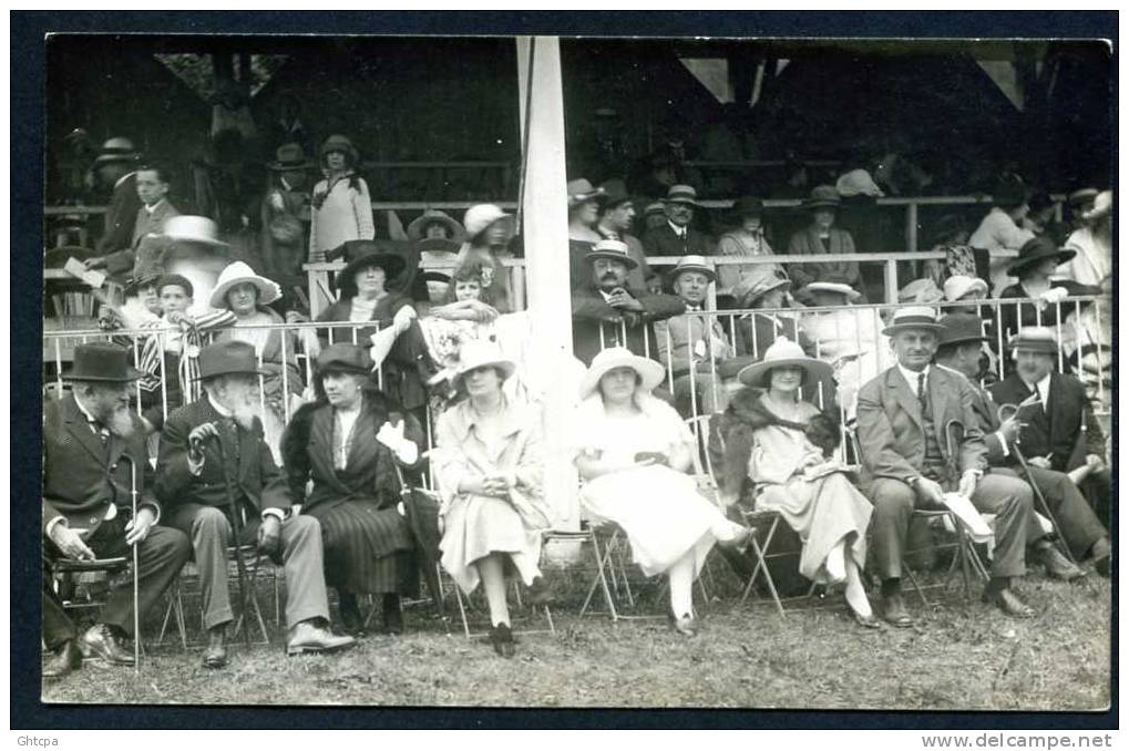 CARTE PHOTO. Bagnères-de-Luchon. " Spectateurs Sur Les Gradins". / Ed. Photo "CAIROL":  "peu Lisible". - Luchon