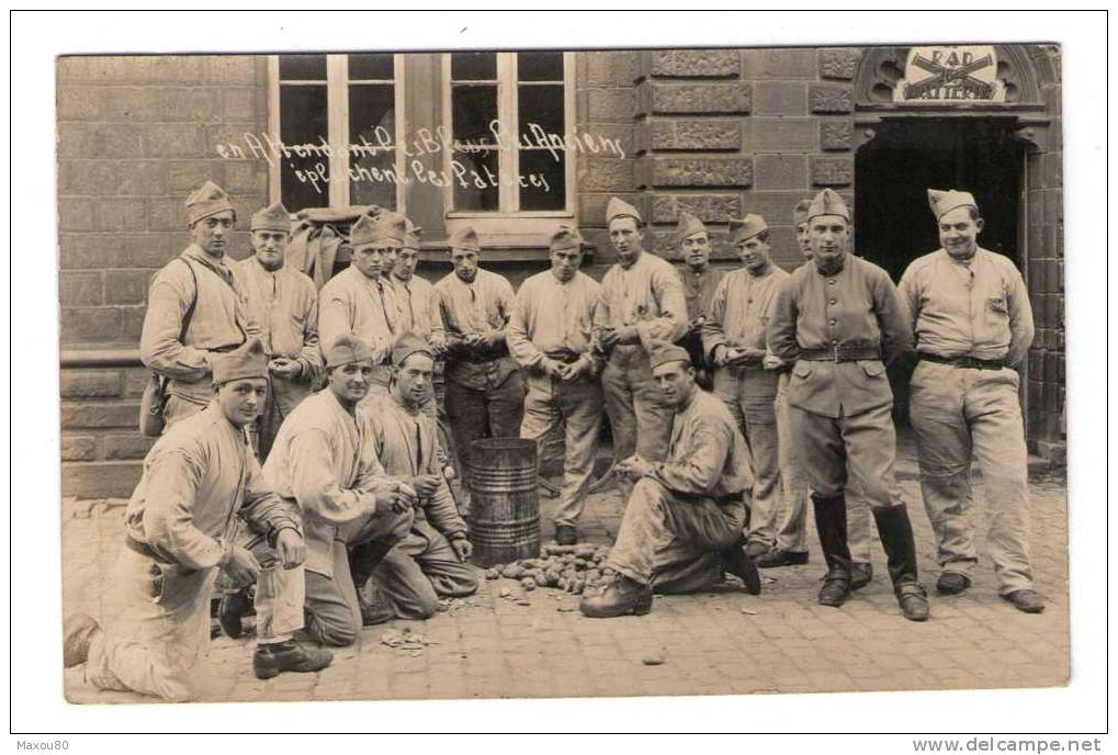 Belle Carte Photo -  En Attendant Les Bleus Les Anciens épluchent Les Patates , 16è Batterie . - Régiments