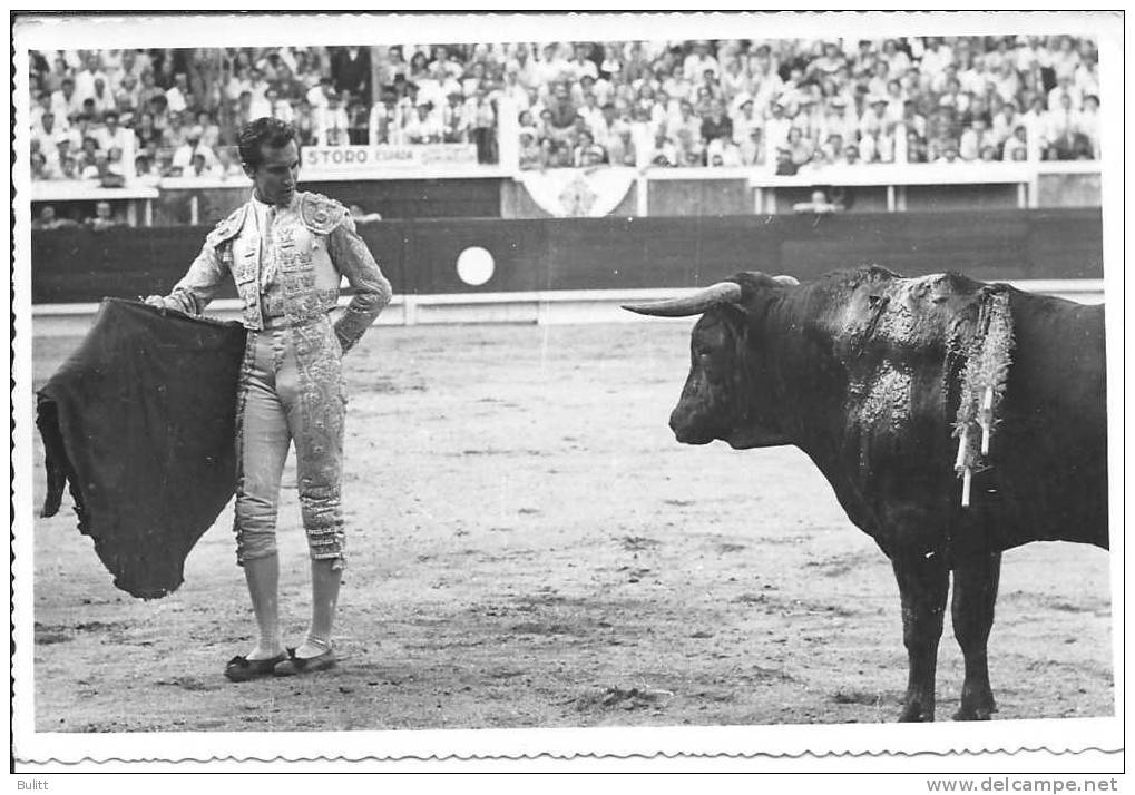 CORRIDA - LUIS M. "DOMINGUIN" Citant Pour La "manoletina" (carte Dentelée) - Corrida