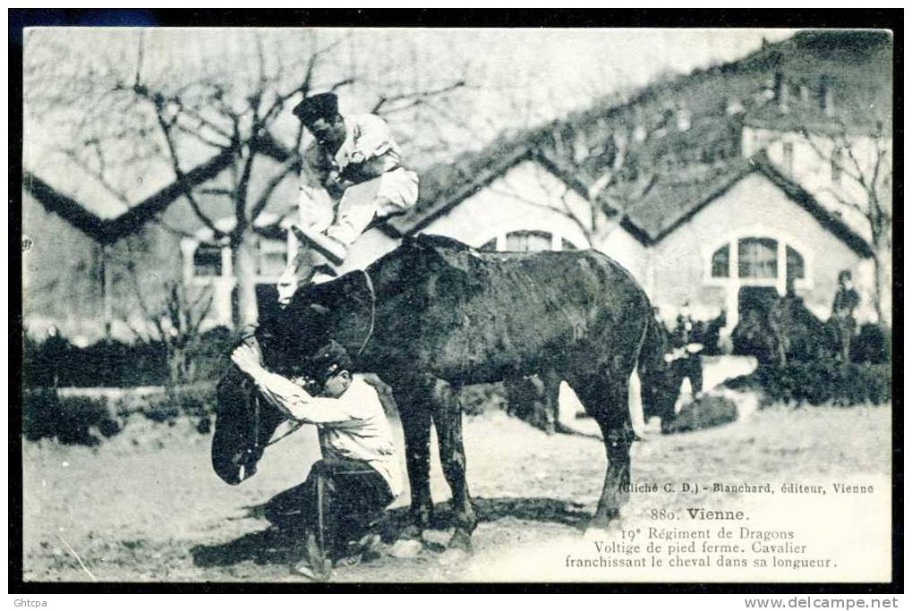 CPA.  VIENNE. 19e. Régiment De Dragons. Cavalier Franchissant Le Cheval Dans Sa Longueur. / Ed. Blanchard Vienne. 880. - Vienne