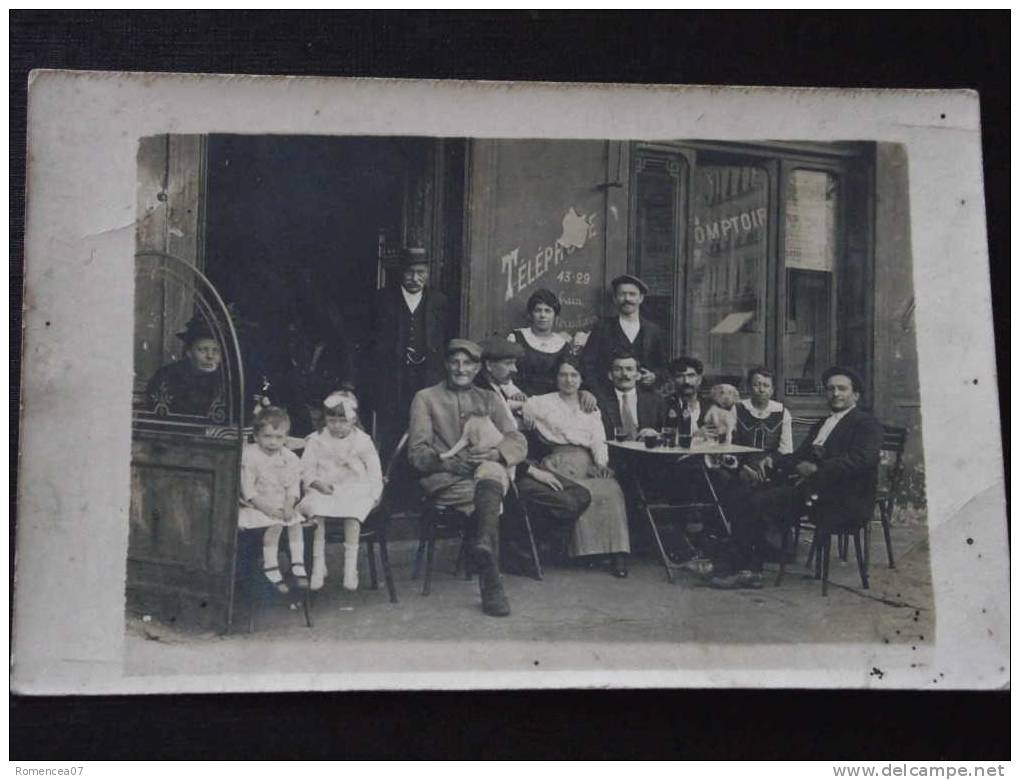 CAFE - Consommateurs à La Terrasse - Militaire - Enfants - Animée - Carte-photo - Non Voyagée - A Voir ! - Cafes