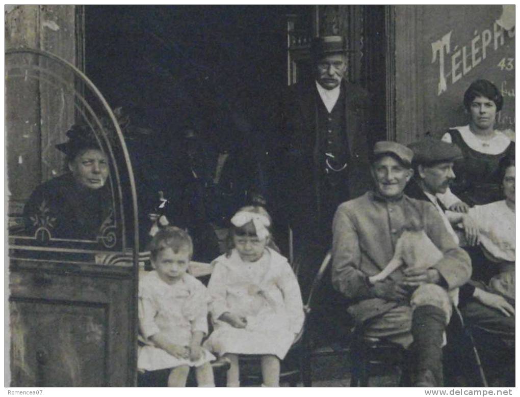 CAFE - Consommateurs à La Terrasse - Militaire - Enfants - Animée - Carte-photo - Non Voyagée - A Voir ! - Caffé