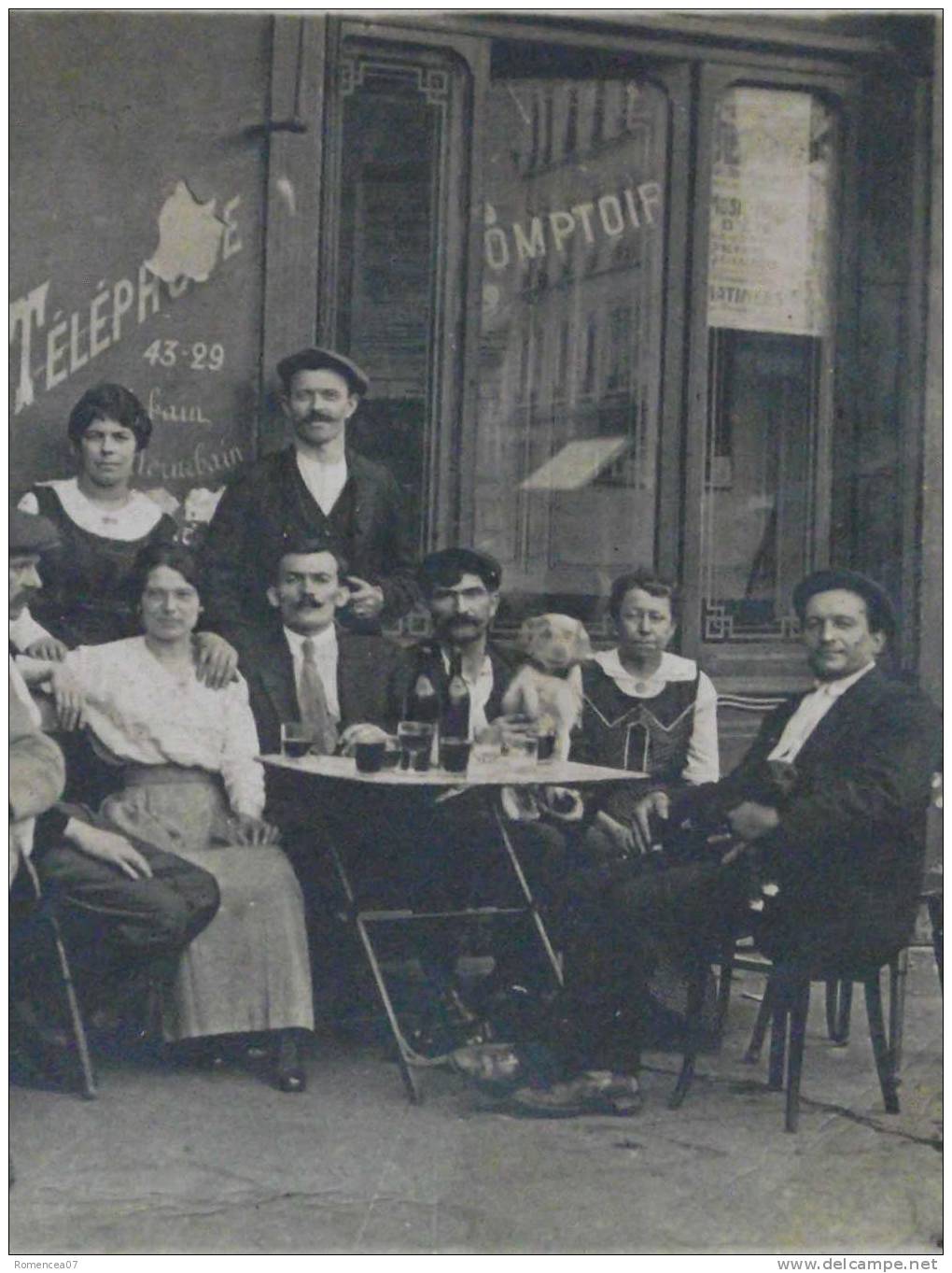 CAFE - Consommateurs à La Terrasse - Militaire - Enfants - Animée - Carte-photo - Non Voyagée - A Voir ! - Cafes