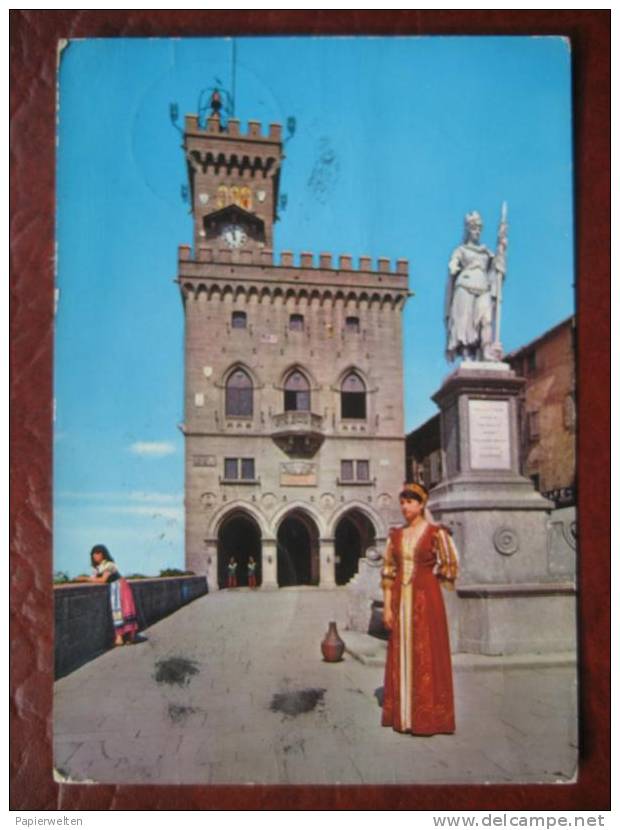 San Marino - Palazzo Del Governo / Costumi Di Nobildonna E Popolana - San Marino