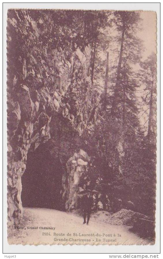 ROUTE DE SAINT LAURENT DU PONT A LA GRANDE CHATREUSE - HOMME DEVANT LE TUNNEL - Saint-Laurent-du-Pont