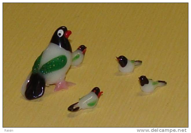 Bel Oiseau Multicolore Et Famille   Verre étiré Miniatures Décoratives  4,5 X 3 Cm TBE - Tiere