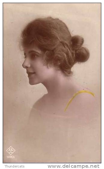 RPPC REAL PHOTO POSTCARD BEAUTIFUL FASHION LADY POSING ** CPA JOLIE FEMME ELEGANTE MODE - Femmes