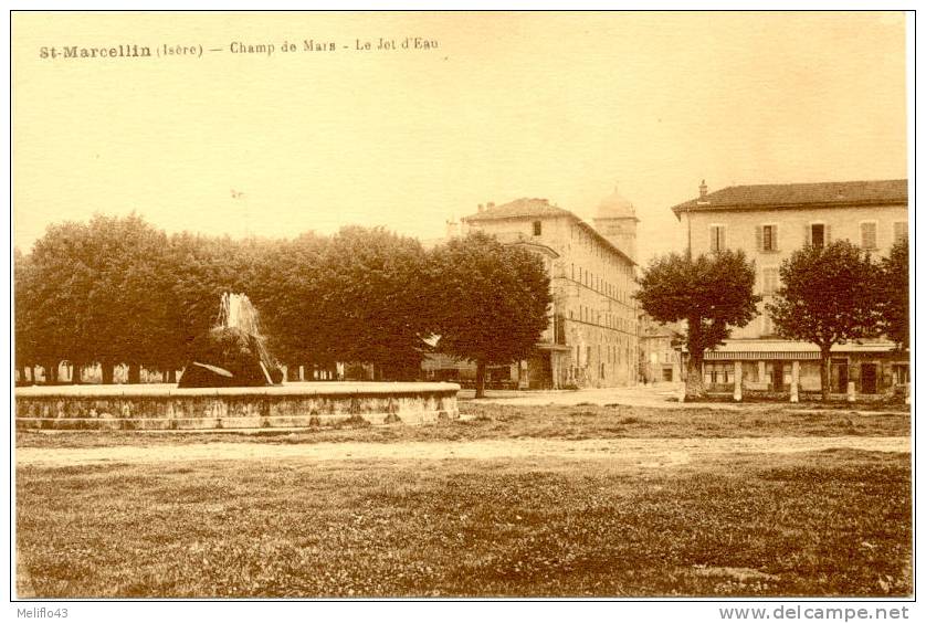 38/ CPA  - St Marcellin - Champ De Mars - Le Jet D´Eau - Saint-Marcellin