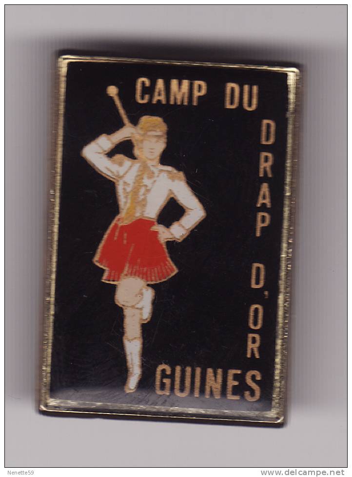 Pin´s GUINES Majorettes Camp Du Drap D' Or  ( 62) - Villes