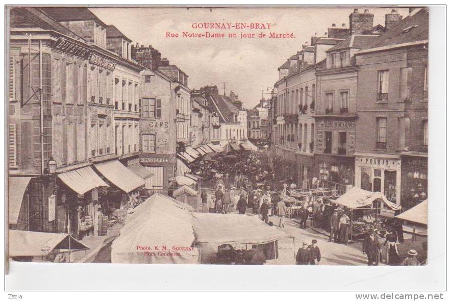 76.236/ GOURNAY EN BRAY - Rue Notre Dame Un Jour De Marché - Gournay-en-Bray