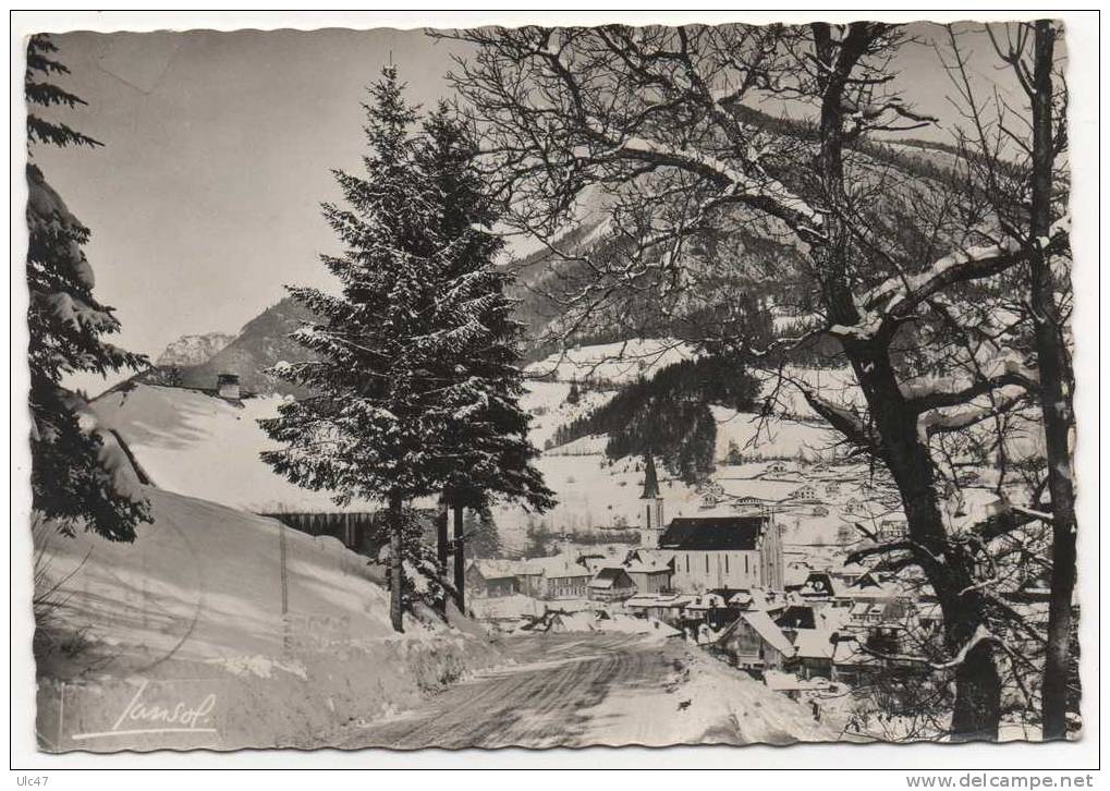 - ST PIERRE D'ENTREMONT (Isère).  Au Fond, La Roche VERAN. - - Saint-Pierre-d'Entremont