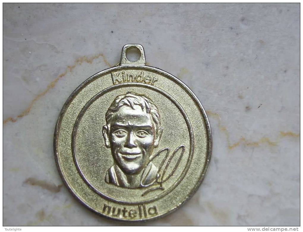 1 Médaille  FOOT   NUTELLA   ROBERT  PIRES   N°11   ...équipe De France... - Nutella