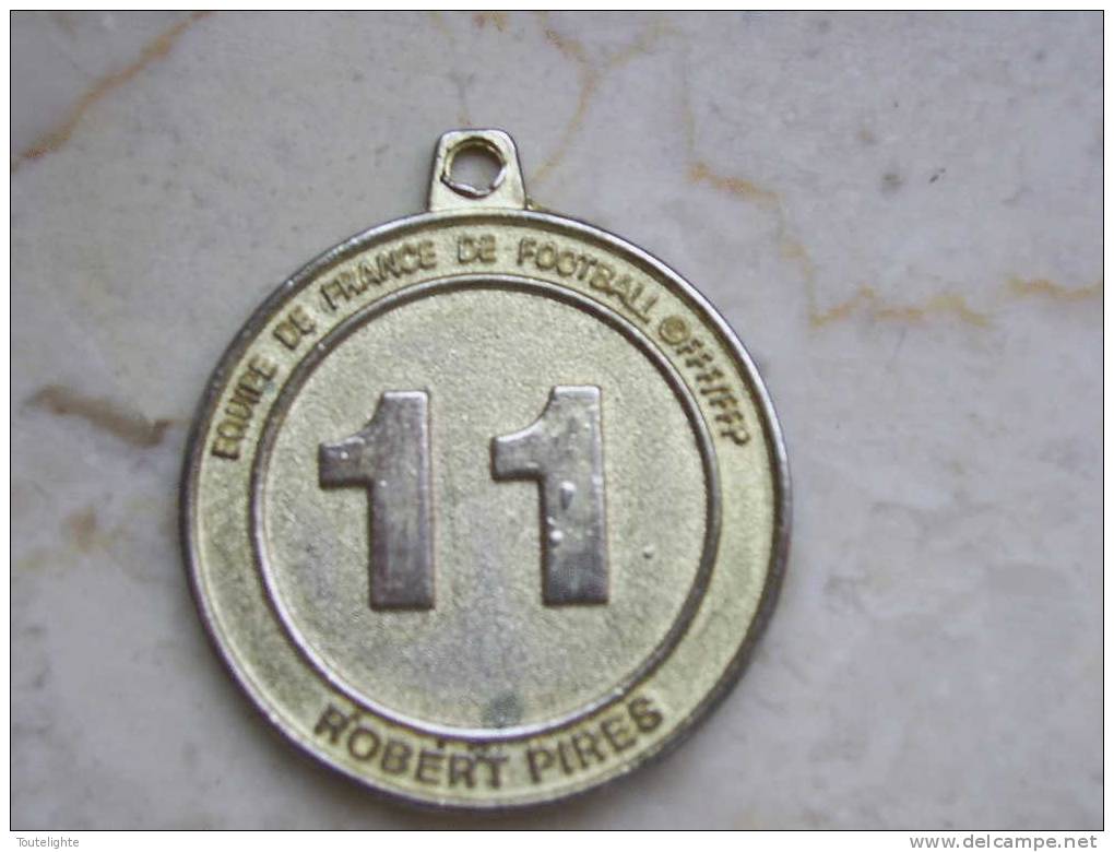 1 Médaille  FOOT   NUTELLA   ROBERT  PIRES   N°11   ...équipe De France... - Nutella
