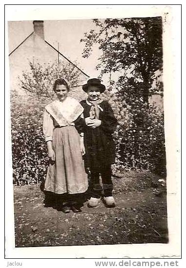 PHOTO JEUNE COUPLE EN TENUE DE FOLKLORE  REF 20580 - Non Classificati