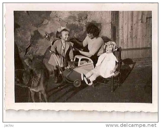 PHOTO JANVIER 1936 PETITE FILLE AVEC SA POUPEE ET LANDEAU AVEC CHAT  (POSSIBLE LOIRET ) REF 20603 - Non Classificati