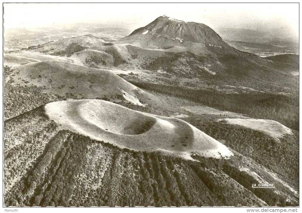 En Avion Sur Les Monts DOME-** Jolie Carte Quasi-Neuve **  Ed La Cigogne - N°63.263.06 - Autres & Non Classés