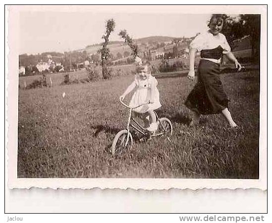 PHOTO ENFANT A VELO SOUS LES YEUX DE MAMAN (POSSIBLE LOIRET) REF 20613 - Unclassified